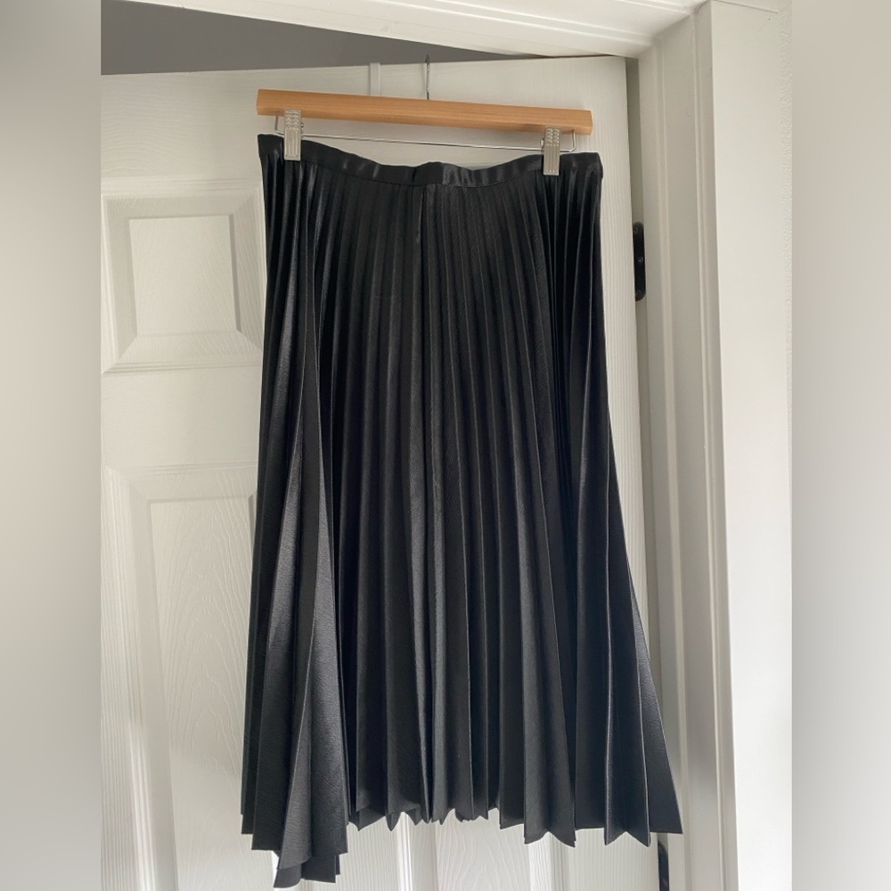 Elegant Black Pleated Skirt